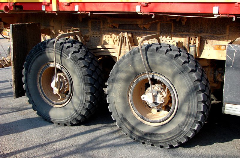 Dofukování pneumatik Keraxu je řešené zvenčí, protože speciální úprava přívodu vzduchu skrze náboje kol je mnohem dražší
