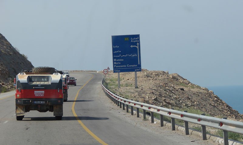 Od Mrtvého moře prudce stoupáme směrem na Aqabu