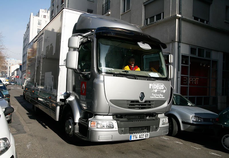 Renault Trucks se s vozidlem Midlum zúčastnil evropského programu Fideus, jenž se zabývá hledáním nových způsobů městské logistiky. Snížení hlučnosti vozidla o 6 dB umožnilo provádět zkušební noční dodávky v Barceloně