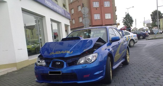 Režisér Renč boural ve svém subaru.