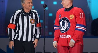 Hokejový šéf Fasel dělal poskoka Putinovi: Podlézavý šašek! Hokejový šéf Fasel dělal poskoka Putinovi: Podlézavý šašek!