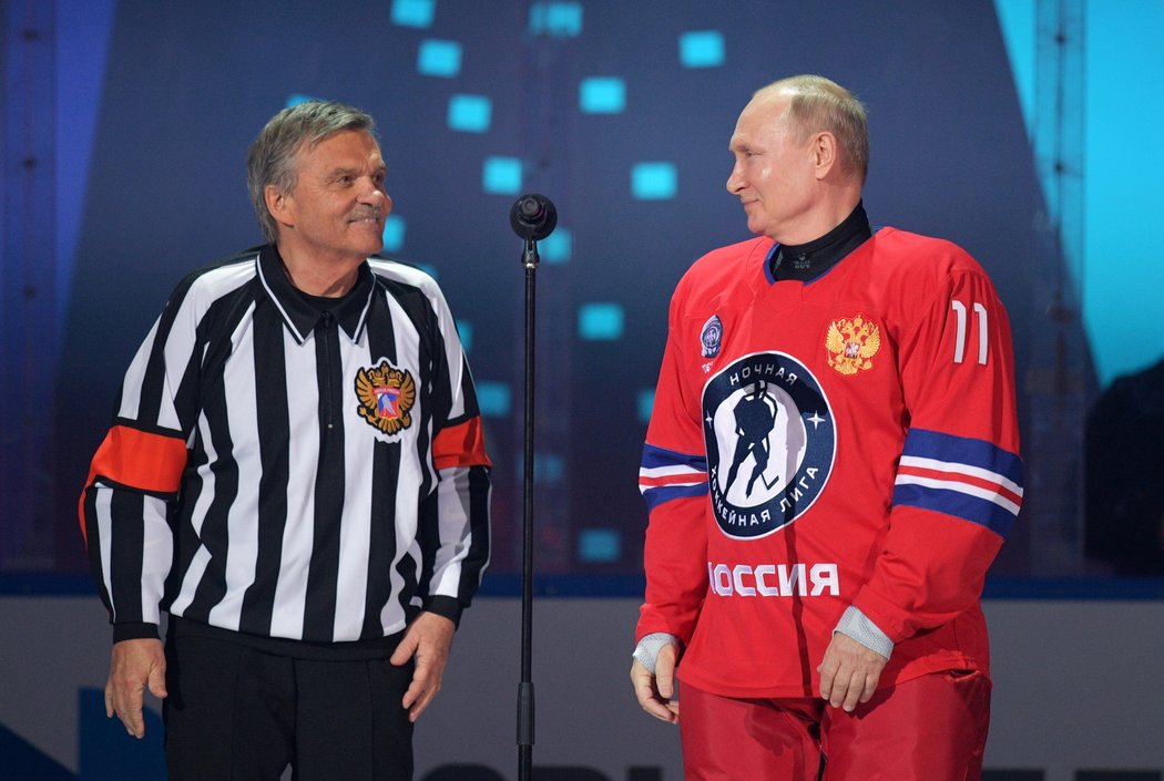 Hokejový šéf René Fasel dělal stafáž ruskému prezidentovi.