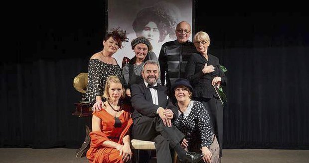 René Přibil režíroval představení Commedia finita. Zleva: Valérie Zawadská, Anna Kulovaná, Inka Brendlová, Karel Soukup, Lucie Kožinová, René Přibil a Kateřina Macháčková