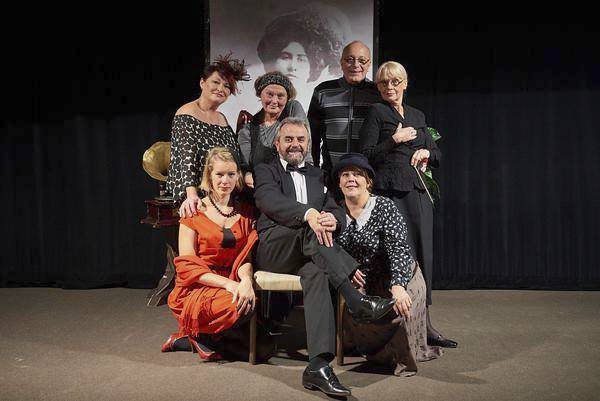 Představení Commedia finita: Valérie Zawadská, Anna Kulovaná, Inka Brendlová, Karel Soukup, Lucie Kožinová, René Přibil a Kateřina Macháčková