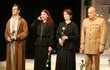 Na sn. zleva Hana Seidlová ( Roxana ) ,Boris Rösner ( Cyrano ) a René Přibil (Le Bret ) ve hře Edmonda Rostanda " Cyrano z Bergeracu " na scéně Divadla pod Palmovkou .