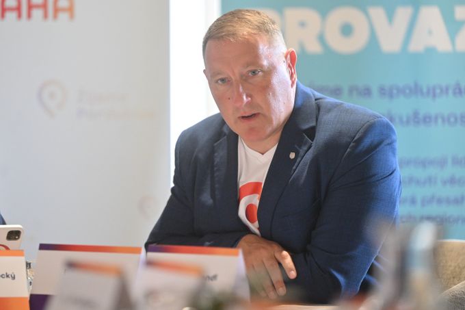 Čumíš na to jak jetel, řval na sudího. Teď se bude předseda zpovídat, nejde o boj? Čumíš na to jak jetel, řval na sudího. Teď se bude předseda zpovídat, nejde o boj?