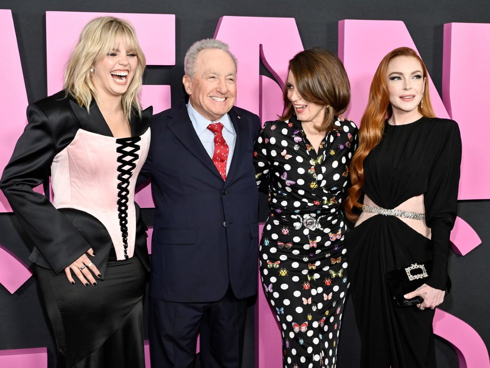 Zleva: Reneé Rapp, Lorne Michaels, Tina Fey a Lindsay Lohan