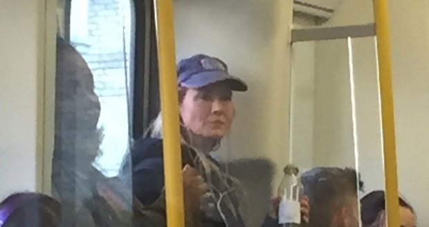 Renée Zellweger v londýnském metru.