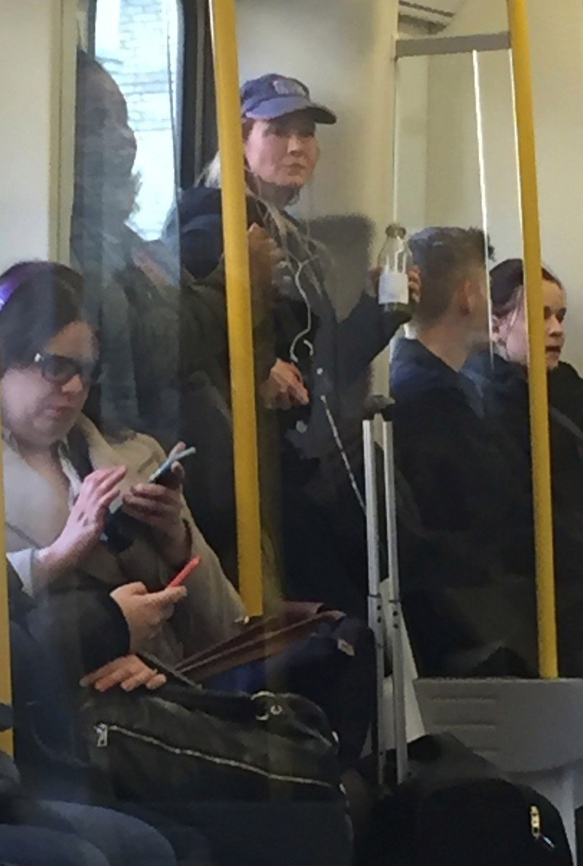 Renée Zellweger v londýnském metru.