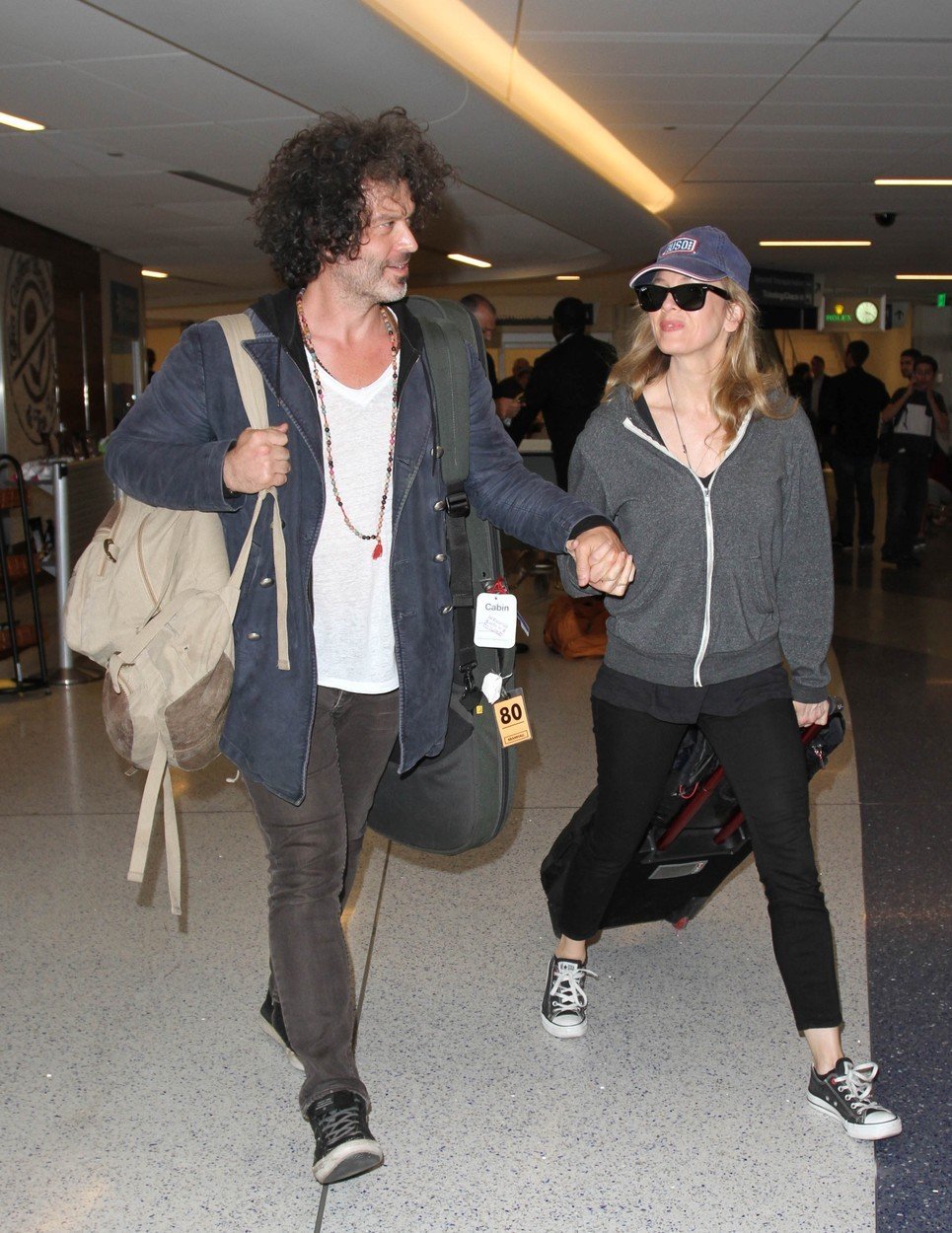 Renée Zellweger na letišti s přítelem Doylem Bramhallem.