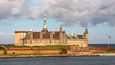 Renesanční zámek Kronborg v Helsingoru byl podle Williama Shakespeara tím místem, kde Hamlet pronesl své „být, či nebýt“, ač byl v dramatu přejmenován na Elsinore. Původní hrad z roku 1420 byl v 16. století přestavěn ve stylu holandské renesance. Ani ne o století později vyhořel a stavělo se znovu, tentokrát už do podoby, v níž ho uvidíte i dnes. V kasematách zámku spí takoví dánští Blaničtí rytíři. Konkrétně jeden rytíř – Ojíř Dánský, respektive jeho socha. Rytíř se prý vzbudí, až bude zemi nejhůř a pomůže jí zahnat nepřátele.