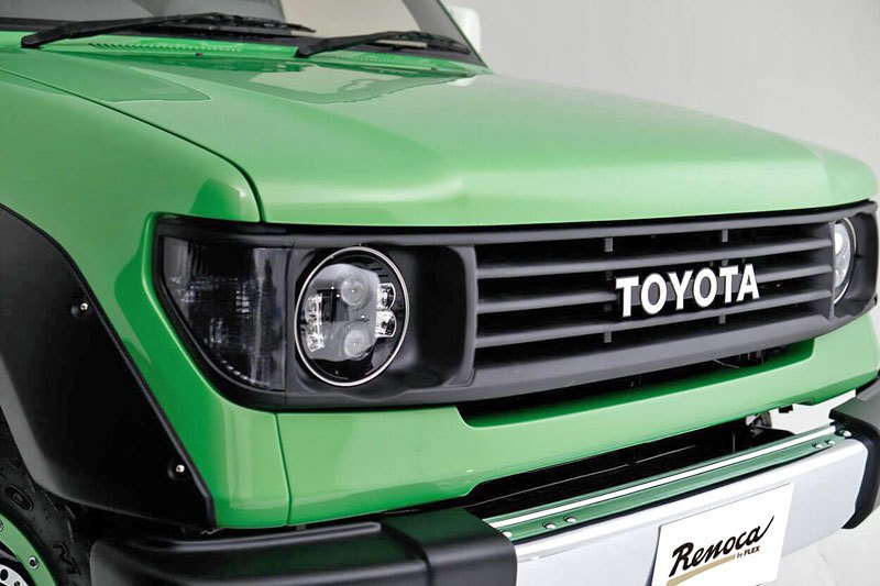 Japonci vyměňují masky moderních Toyot za retro