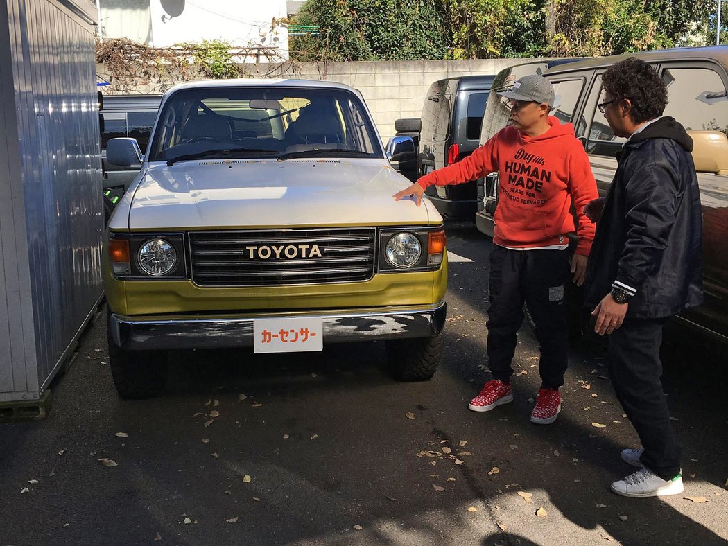 Japonci vyměňují masky moderních Toyot za retro