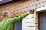 Na jaře zkontrolujte dřevěné obložení fasády a v případě potřeby ho ošetřete lazurou nebo olejem.