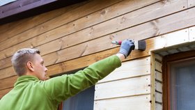 Na jaře zkontrolujte dřevěné obložení fasády a v případě potřeby ho ošetřete lazurou nebo olejem.