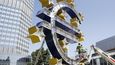 Renovace symbolu eurozóny před sídlem ECB ve Frankfurtu