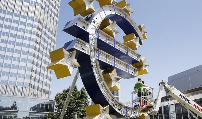Renovace symbolu eurozóny před sídlem ECB ve Frankfurtu