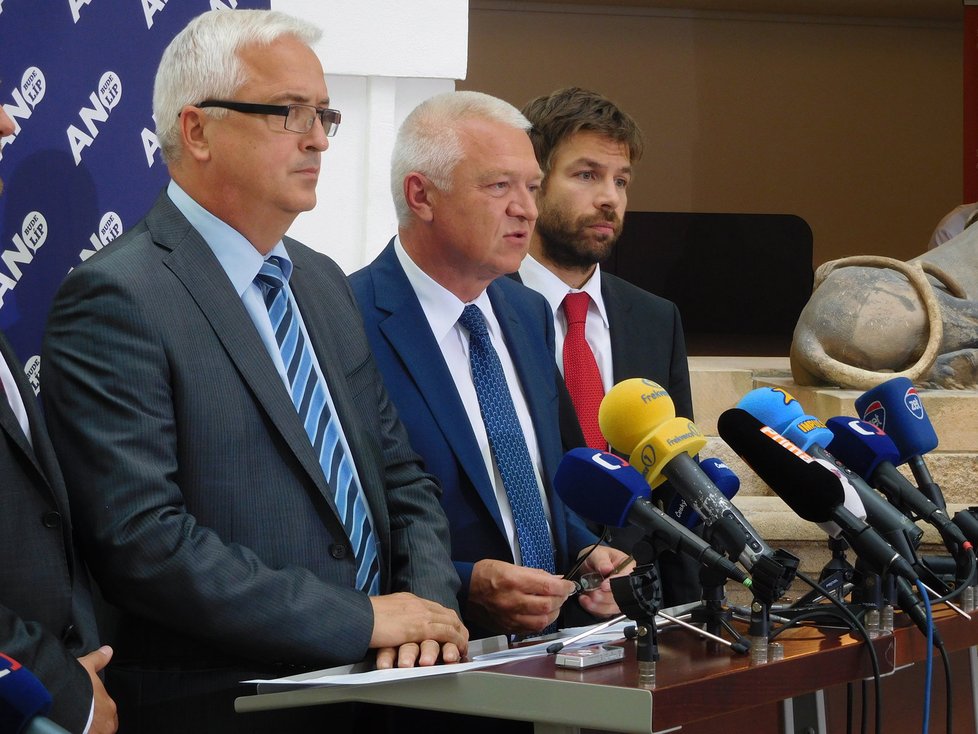 Jaroslav Faltýnek (uprostřed) a ministr spravedlnosti Robert Pelikán na brífinku ANO