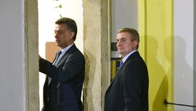 Blažkova vyšetřovací komise k reorganizaci policie si pozvala i hradního kancléře Vratislava Mynáře - kvůli odposlechům, ve kterých se mluvilo o „prověrce pro Vráťu“.