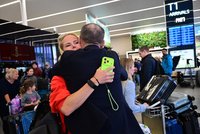Návraty Čechů z Dubaje: Do Prahy přiletělo 380 lidí a vyrazil další repatriační let