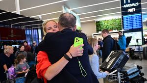 Svědectví z repatriace Čechů: Výbuchy v Dubaji a drama před odletem. Do Prahy přiletěl další let Svědectví z repatriace Čechů: Výbuchy v Dubaji a drama před odletem. Do Prahy přiletěl další let