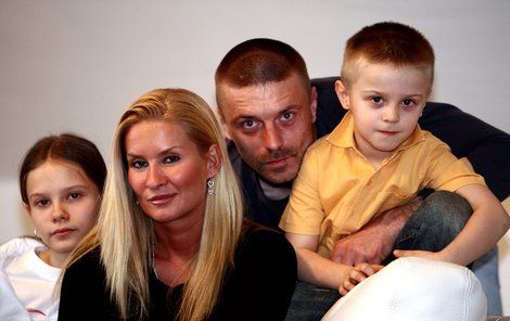 Snímek z roku 2007, tehdy ještě fungovali jako idylická rodina. Zleva dcera Veronika, Renata Řepková, Tomáš Řepka a syn Tomasso.