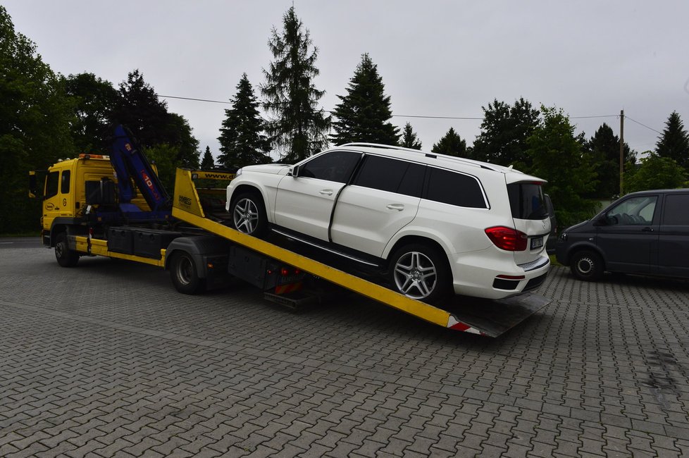 Exekutoři odvezli Řepkův mercedes, který mu zabavili a kterým jeho žena Erbová srazila jednoho z exekutorů