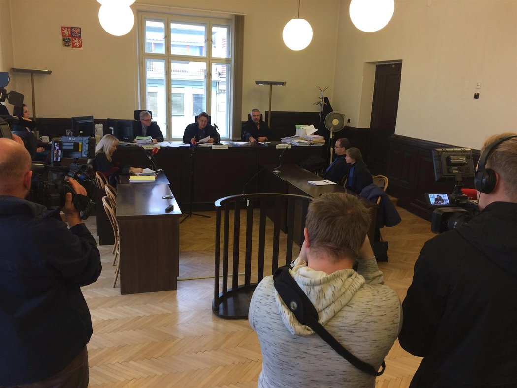 Soudní líčení ohledně viny Řepky a Kristelové kvůli pornoinzerátům podaným na Vlaďku Erbovou