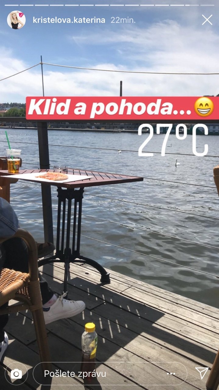 Kateřina si dala na instastories fotku z Náplavky. Řepka byl zatím u soudu.