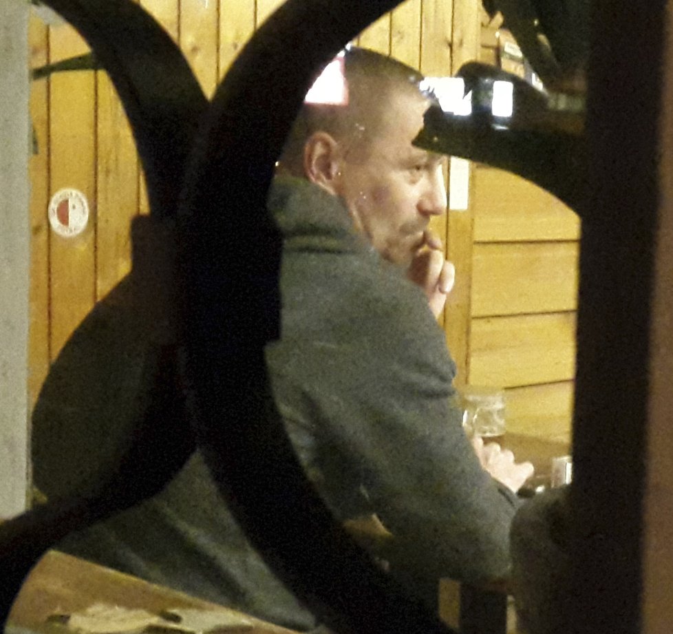 Tomáš si zašel na pivko do restaurace.