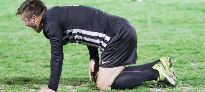 Tomáš Řepka v pátek naskočil v dresu hostivařského béčka do utkání v Dolních Počernicích. Moc dlouho se ale na trávníku neohřál