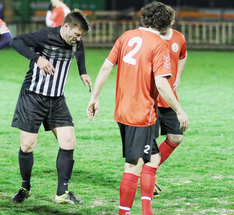 Slavný fotbalista Tomáš Řepka odkulhal z hrací plochy předčasně