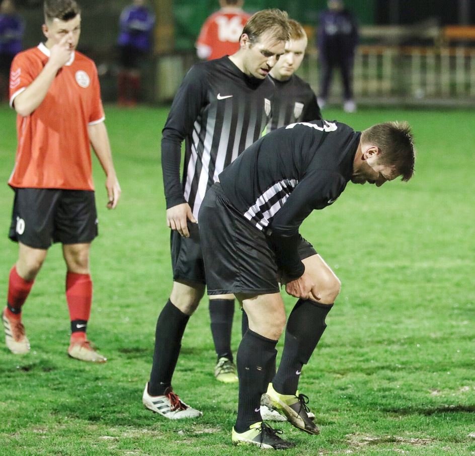 Slavný fotbalista Tomáš Řepka odkulhal z hrací plochy předčasně