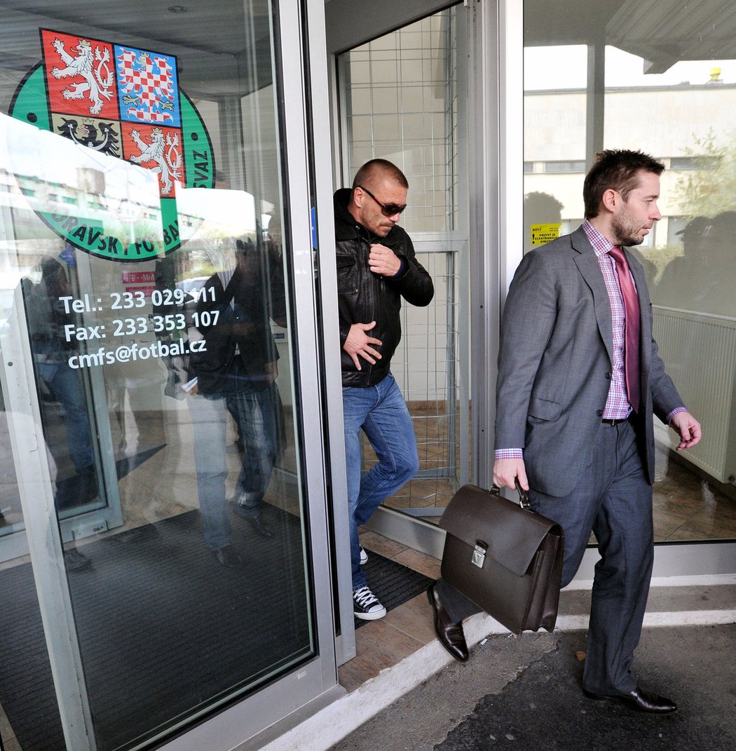 Tomáš Řepka zachycen na Strahově, kde si u disciplinární komise vyslechl trest za zvednutý prostředníček v Jablonci.
