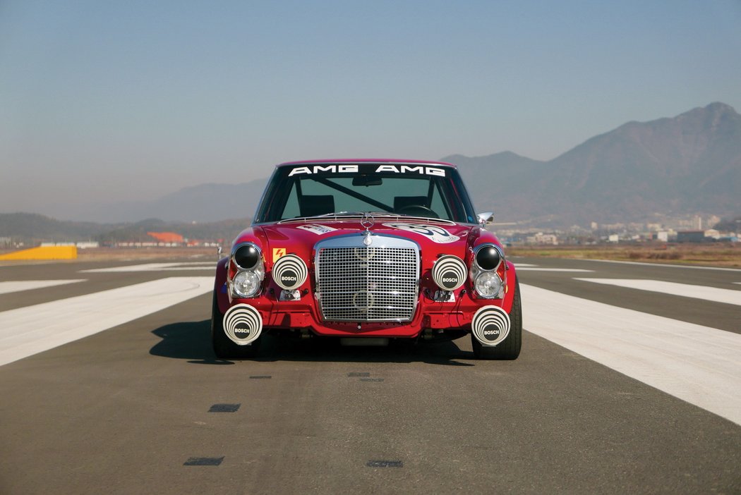 Replika Mercedes-Benz 300 SEL 6.8 AMG Red Pig