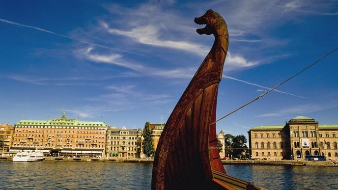 Replika tradiční vikingské lodi v centru Stockholmu