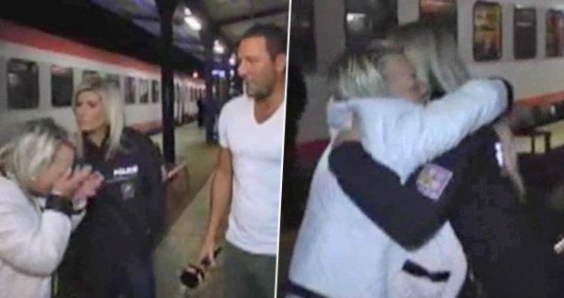 Opilá blondýna vypadla z vlaku přímo do natáčení: Vrhla se na policistku, Janotkovi zkazila reportáž