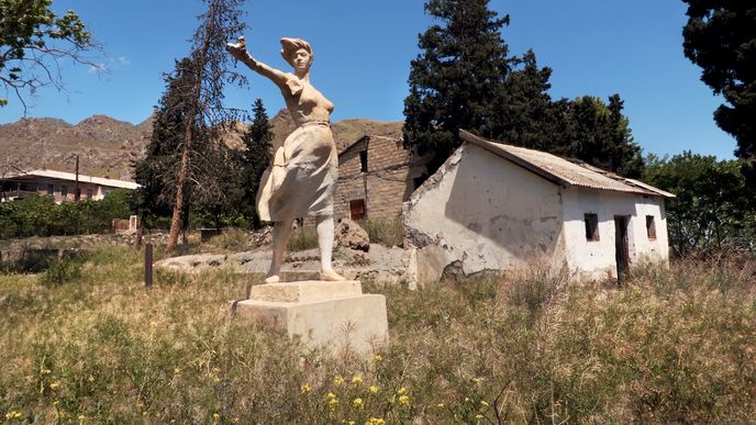 Železnice čeká na příležitost. Někdejší železniční stanice Meghri na trati vedoucí „Trumpovým“ koridorem. Koleje dnes neexistují, vše ostatní je opuštěné a vybydlené, čeká se na obnovu. Železnice čeká na příležitost. Někdejší železniční stanice Meghri na trati vedoucí „Trumpovým“ koridorem. Koleje dnes neexistují, vše ostatní je opuštěné a vybydlené, čeká se na obnovu.