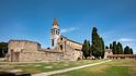 Basilica di Santa Maria Assunta v Aquileii se skládá z částí ze 4., 11. a 13. století a stojí zčásti na zbytcích vily z doby císaře Augusta Basilica di Santa Maria Assunta v Aquileii se skládá z částí ze 4., 11. a 13. století a stojí zčásti na zbytcích vily z doby císaře Augusta