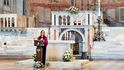 Kurátorka a členka organizačního výboru výstavy Martina Dlabajová ve svém proslovu v bazilice podtrhla českou stopu v uskutečnění expozice Kurátorka a členka organizačního výboru výstavy Martina Dlabajová ve svém proslovu v bazilice podtrhla českou stopu v uskutečnění expozice