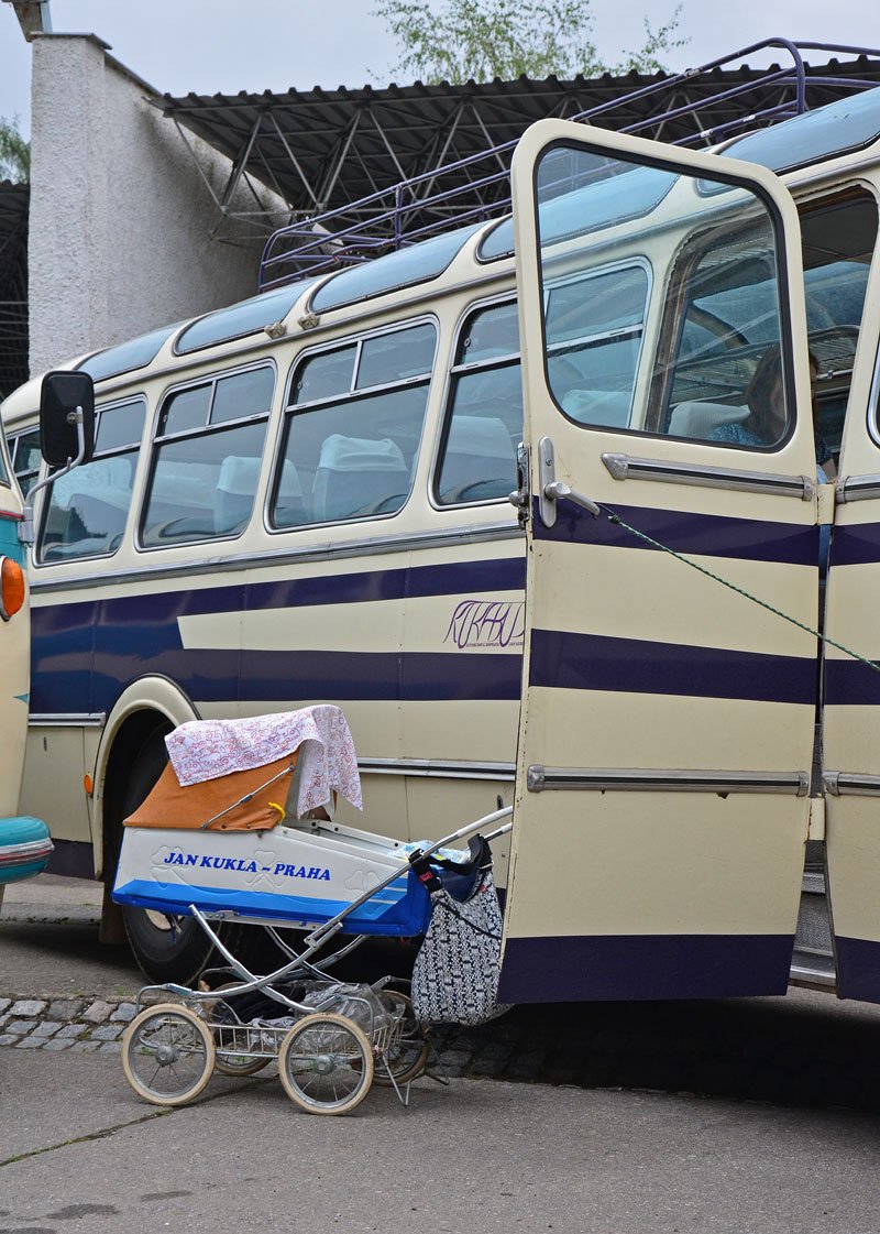 Sraz historických autobusů lze očividně pojmout i jako rodinný výlet