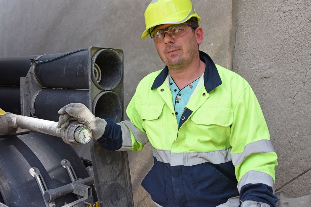 Vykládka cementu nemůže začít dříve, než se na ukazateli zobrazí tlak dvou atmosfér. Slabší tlak by cement do dvacetimetrové výšky nevyhnal a trubice zásobníku by se ucpala.