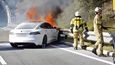 Hořela už i řada vozů Tesla, toto je fotografie z hašení v Rakousku.