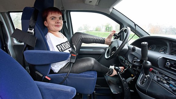 Jak se řídí nohama: Když na řidičák ruce nepotřebujete