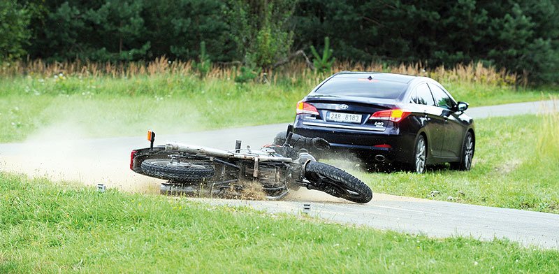 idič motorky se ale na kluzkém povrchu nezvládá vyhnout a končí na zemi.