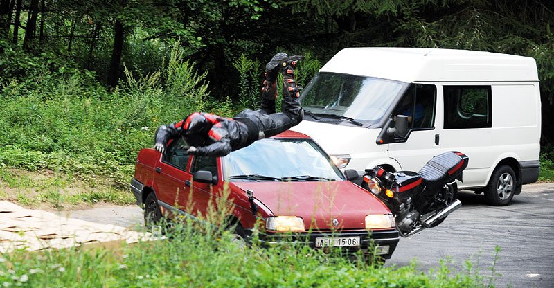 Motorkář nemá sebemenší šanci zareagovat a naráží do vozu.