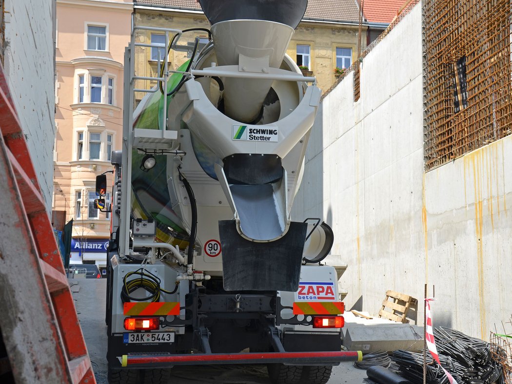 Nájezd na stavbu musí být opatrný. Stavaři ale pro domíchávače připravili místo, kde mohou zastavovat.