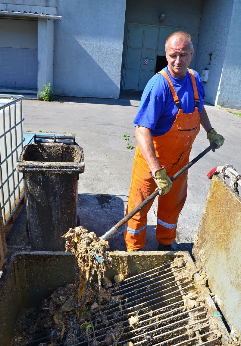 Jakmile se cisterna vyprázdní, musí se ze síta vyházet velké usazeniny. Pokud na sedimenty zasvítí slunce, zápach je o to intenzivnější.