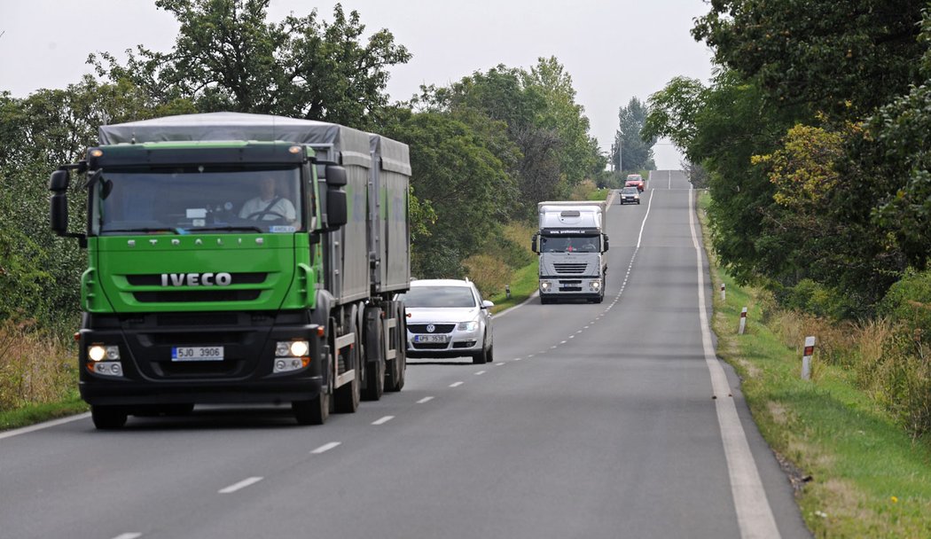 fekt „nebeské schody“ – auto se schová za horizontem a pak se najednou objeví. V úseku často řidiči předjíždějí, i když je zde plná čára.