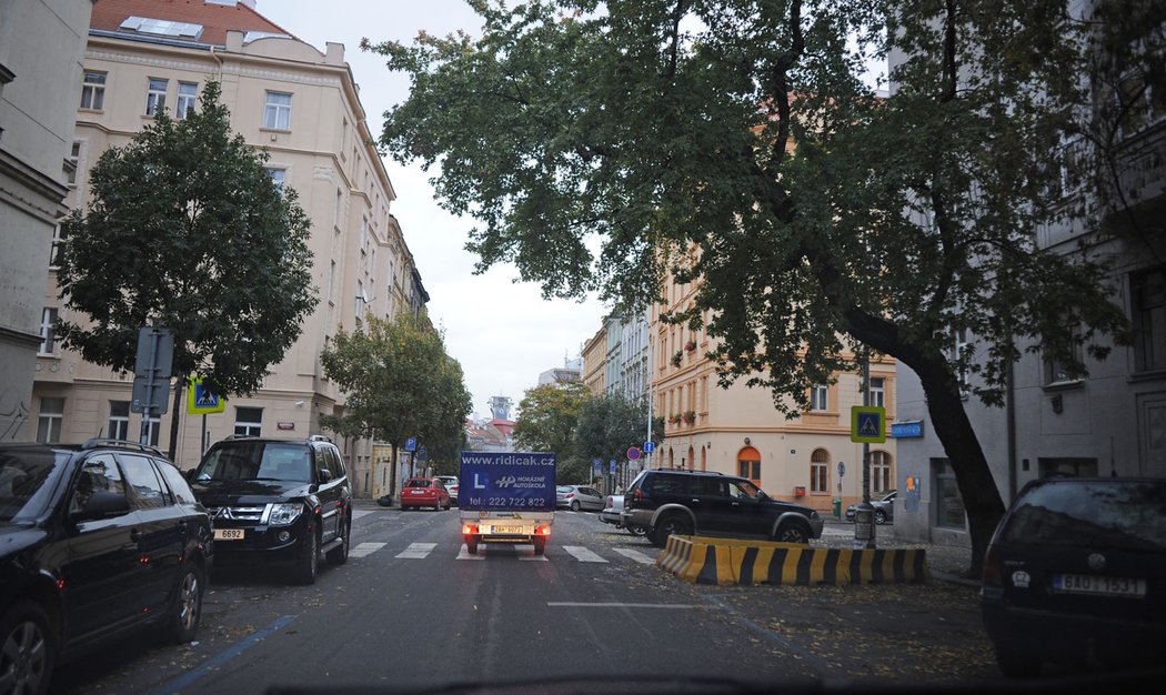 Přívěsný vozík sice kopíruje stopy tažného vozidla, v úzkých uličkách si přesto raději trochu najíždím do zatáčky